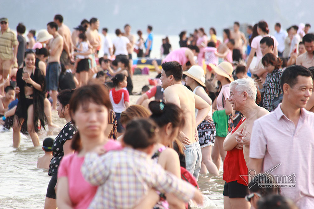 ngay dau nghi le bien sam son duc ngau van nguoi van chen nhau tam