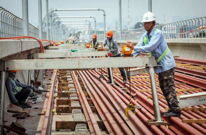 cong nhan metro sai gon phoi minh thi cong duoi nang nong