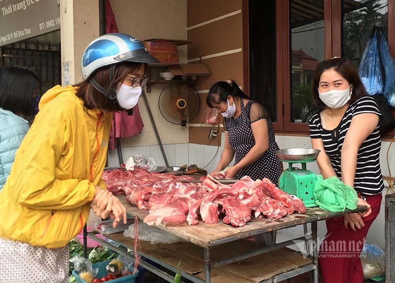 hang noi dat mai khong giam dan chuyen an thit lon nhap khau