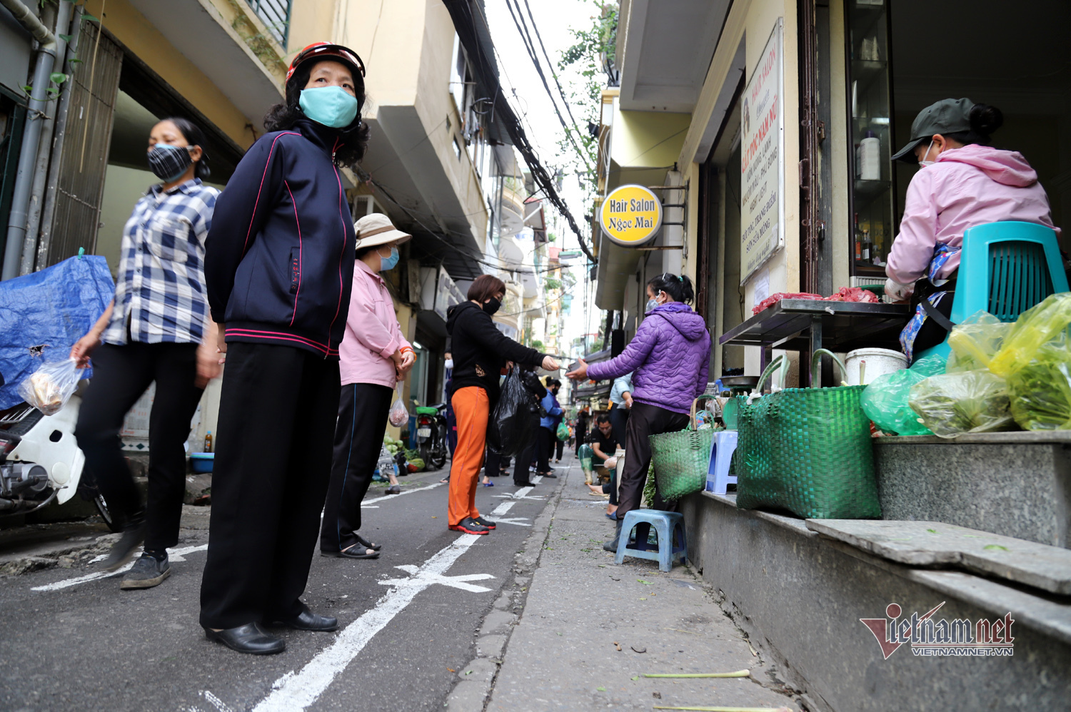 pho co ha noi ke vach cach xa nhau ai lai gan quyet khong ban hang