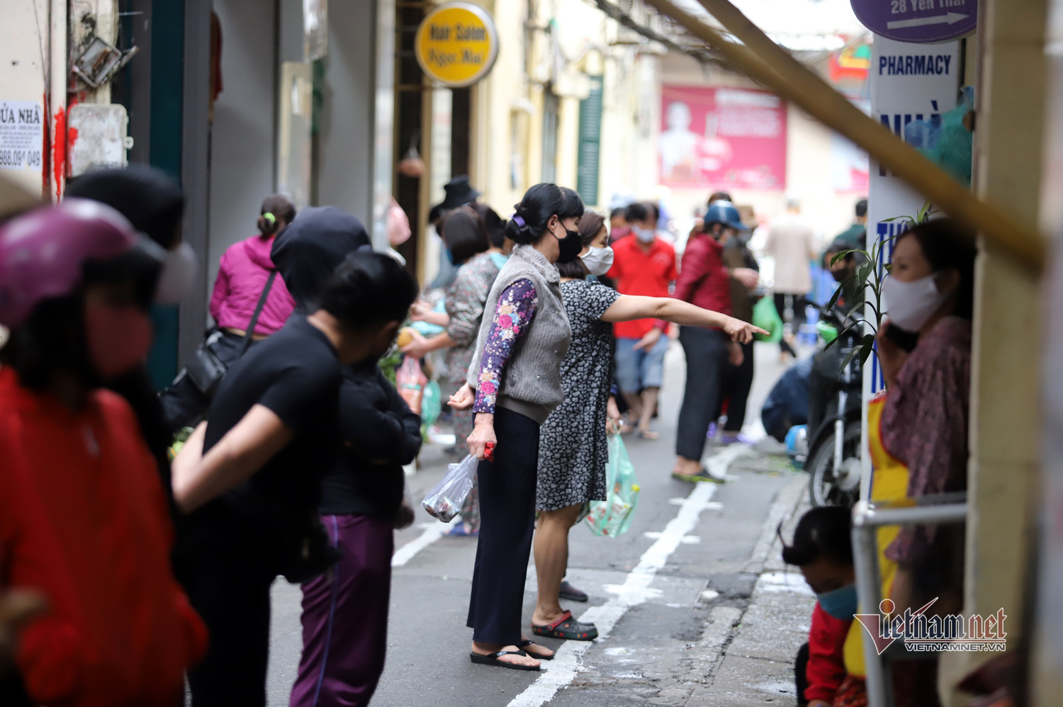 pho co ha noi ke vach cach xa nhau ai lai gan quyet khong ban hang