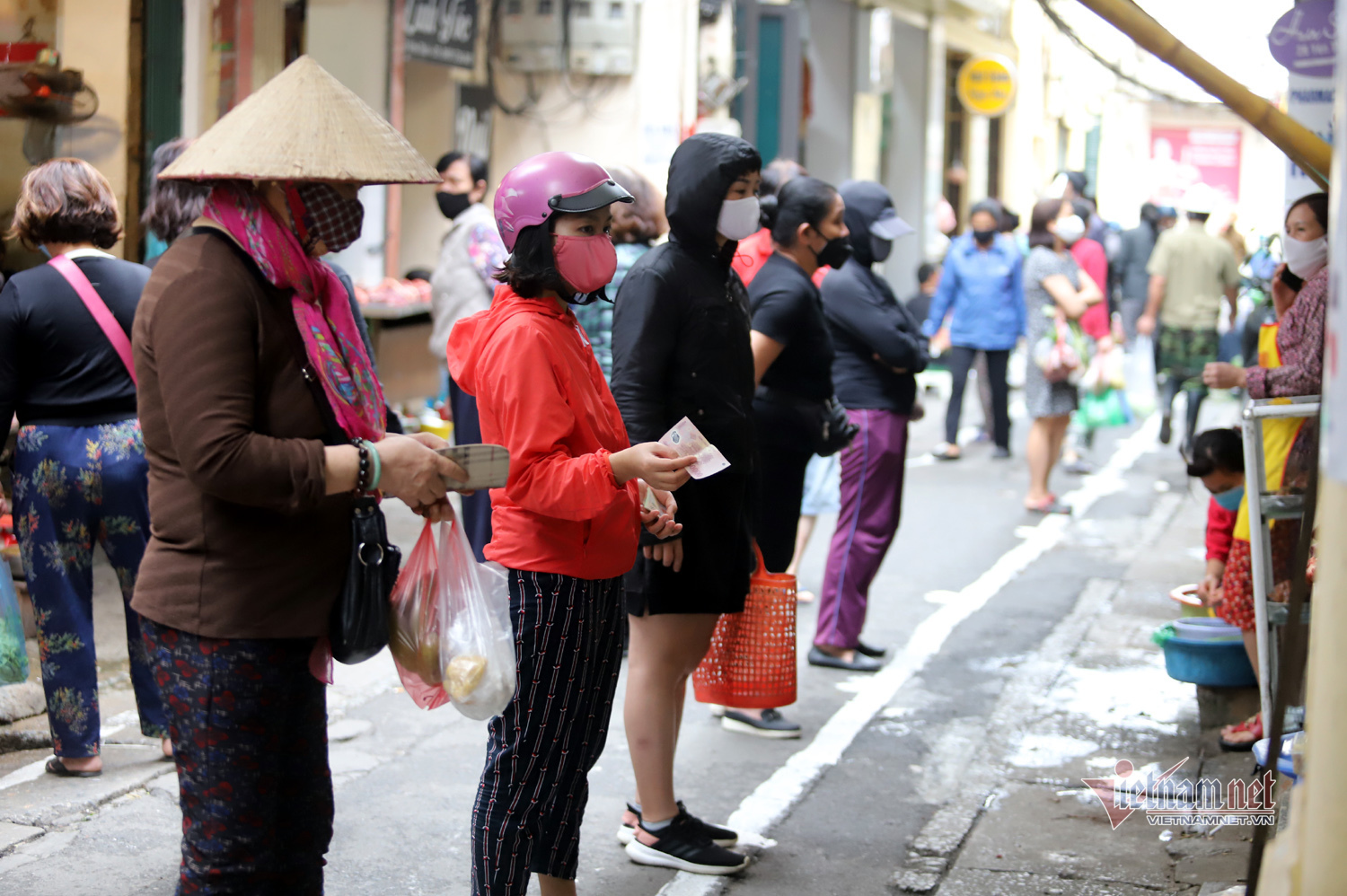 pho co ha noi ke vach cach xa nhau ai lai gan quyet khong ban hang