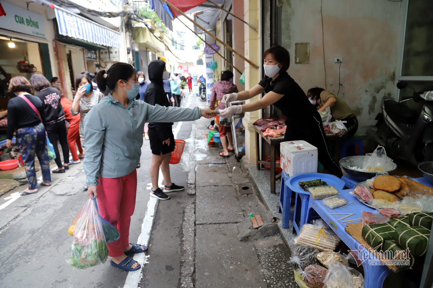 pho co ha noi ke vach cach xa nhau ai lai gan quyet khong ban hang