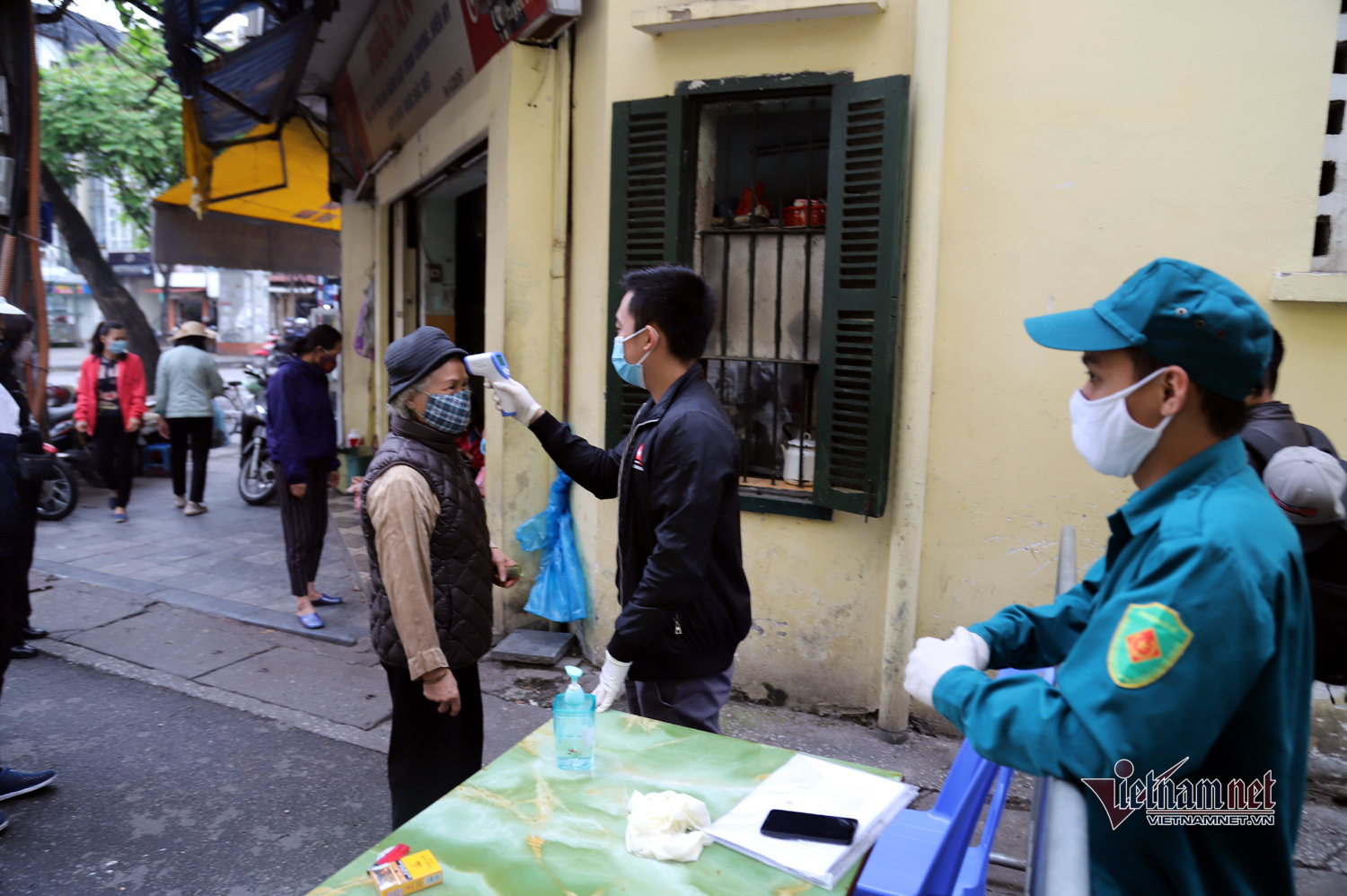 pho co ha noi ke vach cach xa nhau ai lai gan quyet khong ban hang