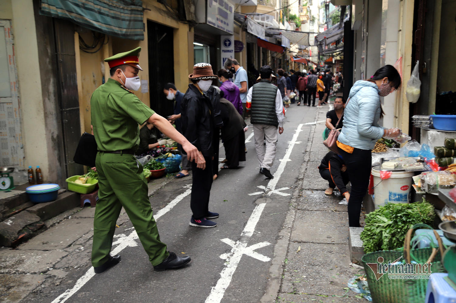 pho co ha noi ke vach cach xa nhau ai lai gan quyet khong ban hang