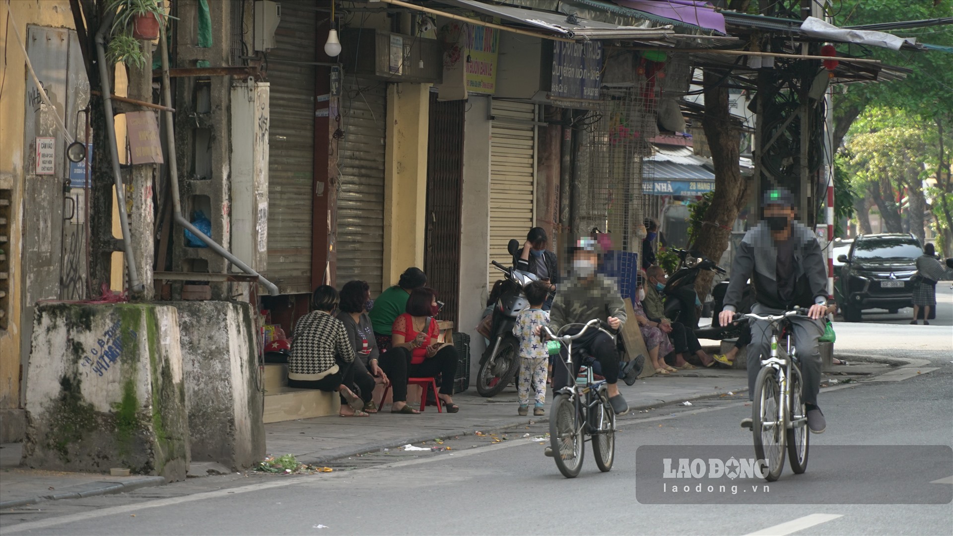 cong an phuong vua di khoi nguoi dan lai keo cua ban hang tu tap