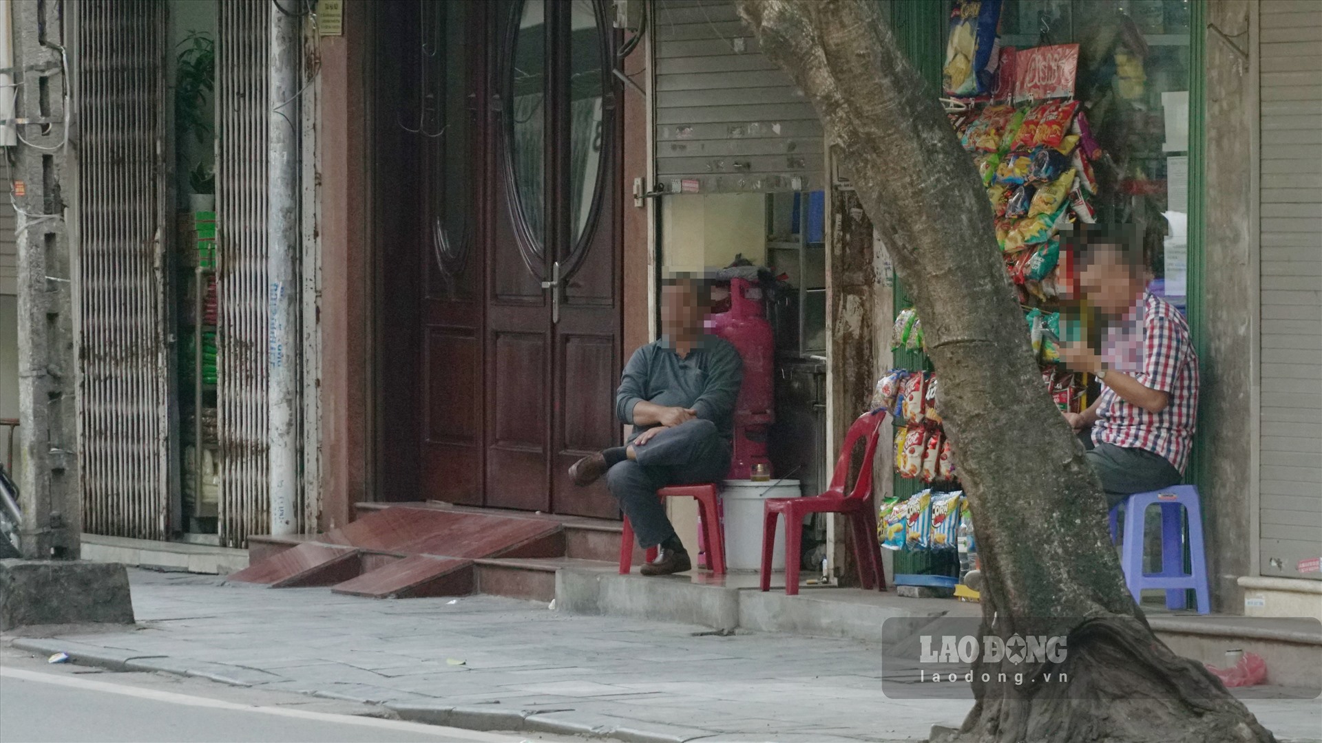 cong an phuong vua di khoi nguoi dan lai keo cua ban hang tu tap