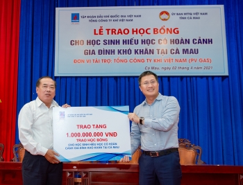 Tổng Công ty Khí Việt Nam trao tặng 500 suất học bổng trị giá 1 tỷ đồng cho học sinh nghèo hiếu học trên địa bàn tỉnh Cà Mau năm 2021