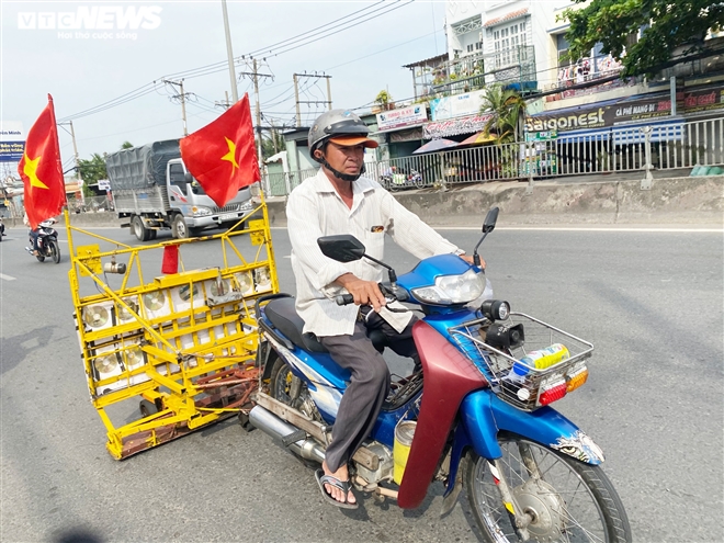 Chuyện về người đàn ông chạy xe ôm suốt 15 năm hút đinh trên quốc lộ - 1