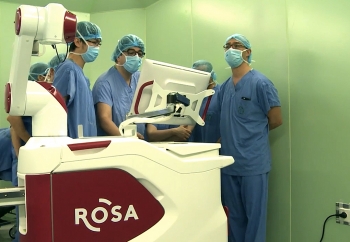 Chiêu thổi giá robot phẫu thuật ở Bệnh viện Bạch Mai