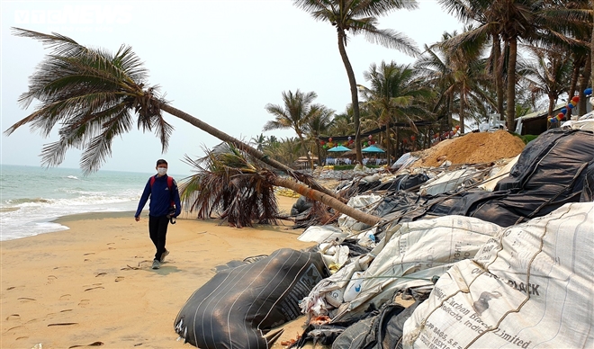 Sóng 'xé toạc' 1,8km bờ biển Hội An, quật sập nhà hàng của dân - 5