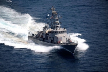 Tàu Mỹ nổ súng bắn cảnh cáo tàu Iran khi bị vây hãm