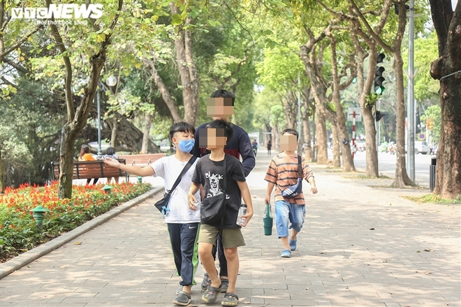 Dịch COVID-19 nguy cơ bùng phát, người Hà Nội vẫn vô tư không đeo khẩu trang - 6
