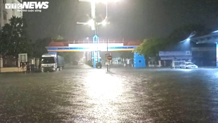 Ảnh: Nhiều tuyến phố Đà Nẵng ngập sâu, dân nháo nhào chạy lụt trong đêm - 3