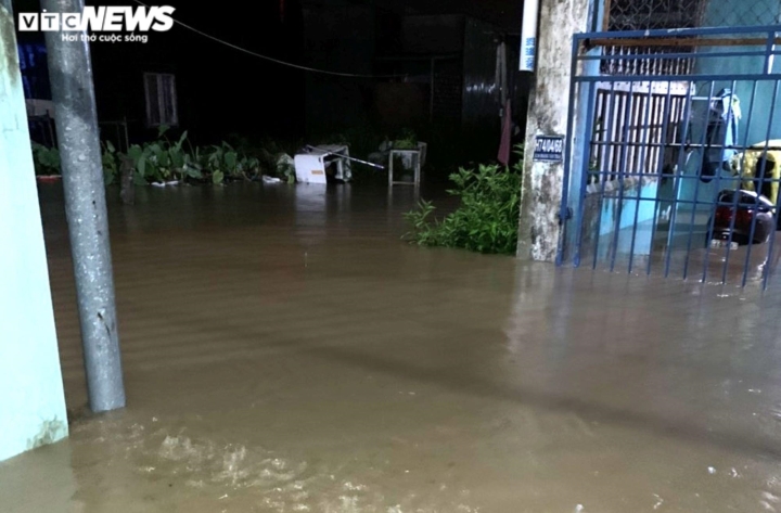 Ảnh: Nhiều tuyến phố Đà Nẵng ngập sâu, dân nháo nhào chạy lụt trong đêm - 2
