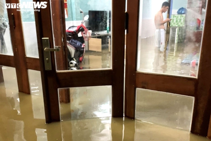 Ảnh: Nhiều tuyến phố Đà Nẵng ngập sâu, dân nháo nhào chạy lụt trong đêm - 6
