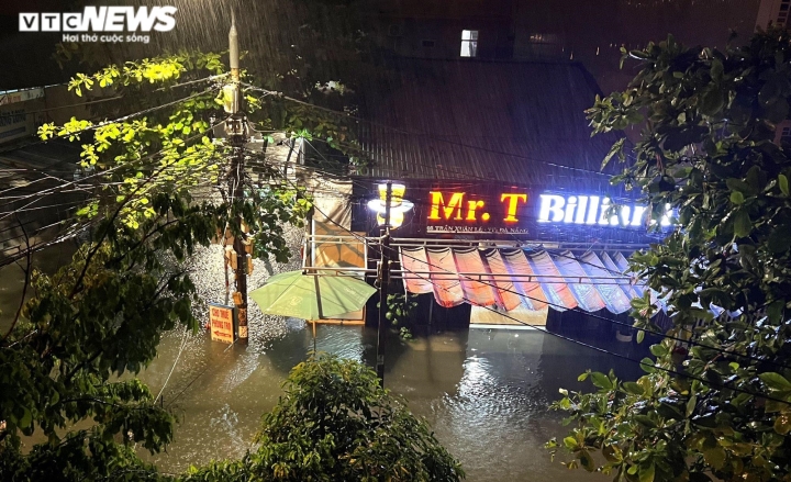 Ảnh: Nhiều tuyến phố Đà Nẵng ngập sâu, dân nháo nhào chạy lụt trong đêm - 1