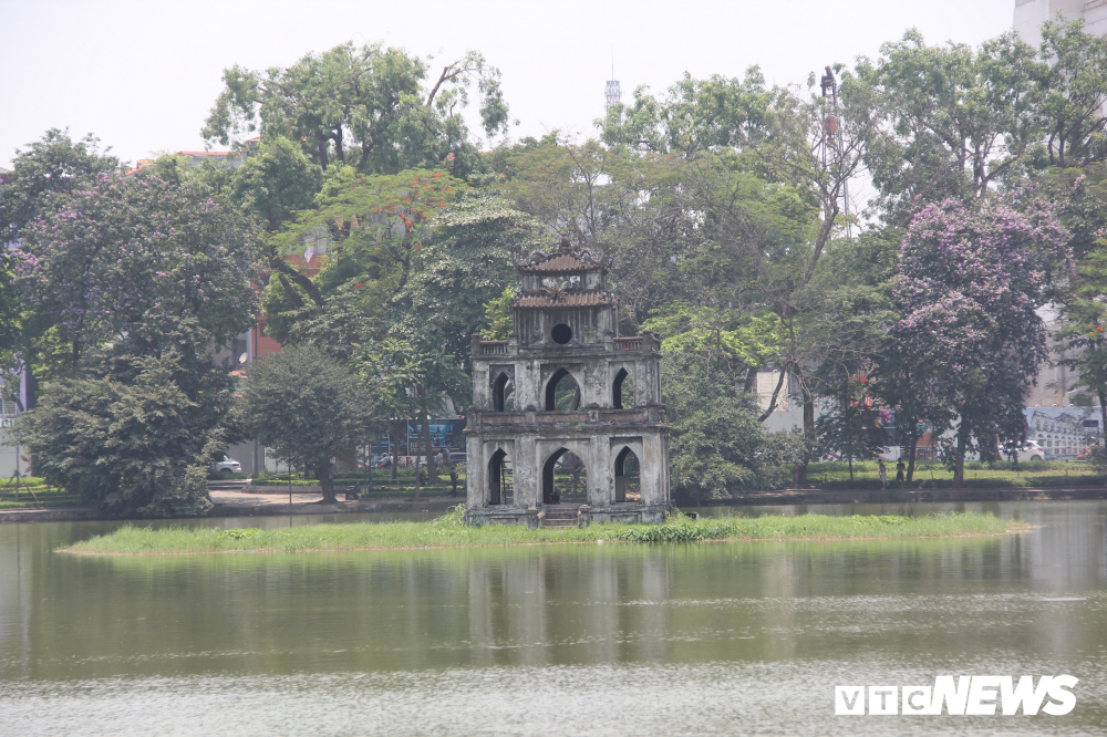 ha noi nang nhu do lua pho di bo ho guom vang tanh dip cuoi tuan