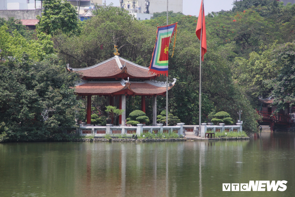 ha noi nang nhu do lua pho di bo ho guom vang tanh dip cuoi tuan