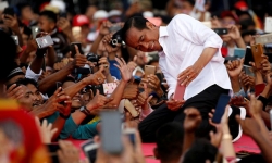 indonesia tong thong joko widodo tai dac cu doi thu doa cham ngoi bieu tinh