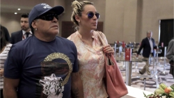Bị tố nợ tiền bạn gái cũ, Maradona bị bắt ngay ở sân bay
