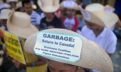 tau cho 69 container rac tu philippines len duong toi canada