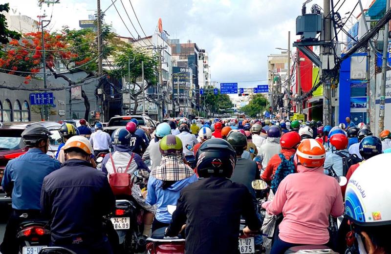 nguoi xe nuom nuop tren pho o tphcm trong ngay dau sau ky nghi le