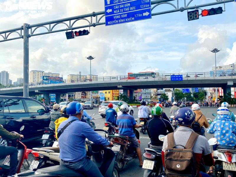 nguoi xe nuom nuop tren pho o tphcm trong ngay dau sau ky nghi le