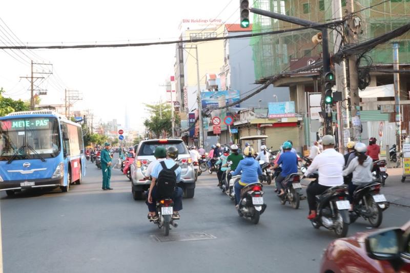 nguoi xe nuom nuop tren pho o tphcm trong ngay dau sau ky nghi le