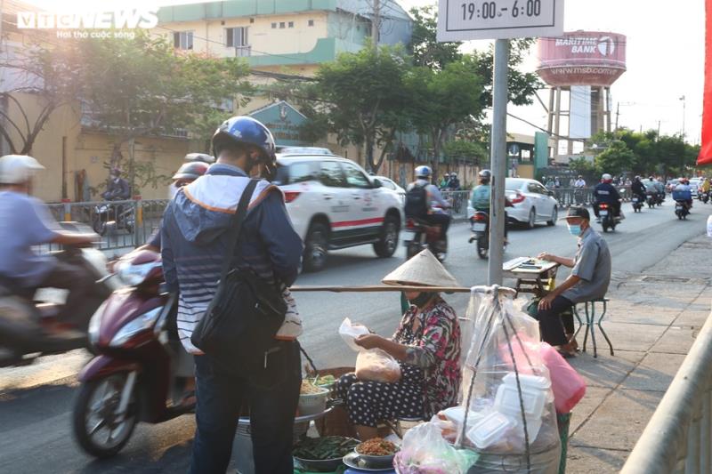 nguoi xe nuom nuop tren pho o tphcm trong ngay dau sau ky nghi le