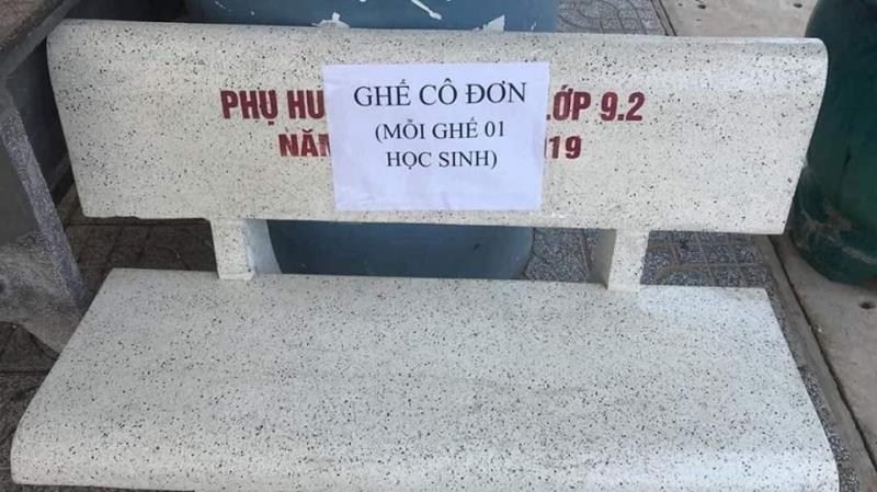 di hoc lai hoc sinh ngo ngang vi ghe da hoa ghe co don ban hoc co vach ngan