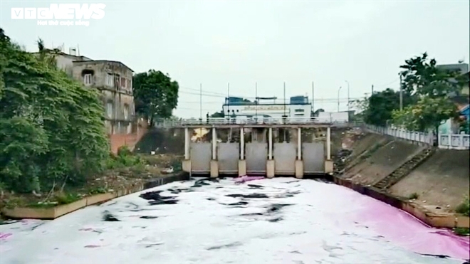 Sông Cầu tiếp tục bị nước thải ô nhiễm đầu độc: 'Không xả thì dân cũng chết' - 1