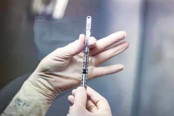 FDA sắp thông qua vaccine COVID-19 dành cho tuổi "teen" của Pfizer