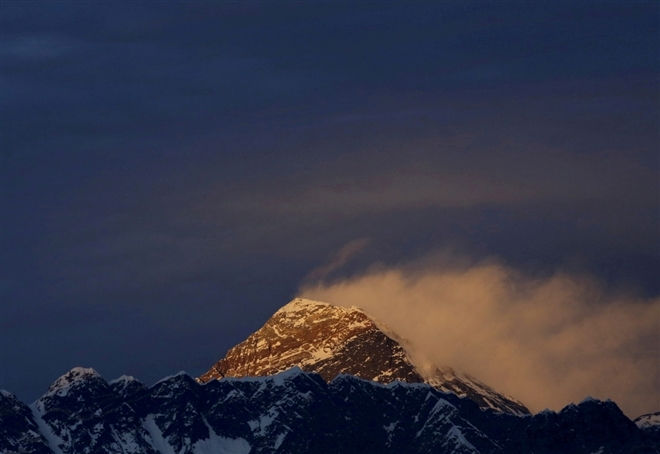 Trung Quốc dựng 'dải phân cách' trên đỉnh Everest để ngăn COVID-19 từ Nepal - 1