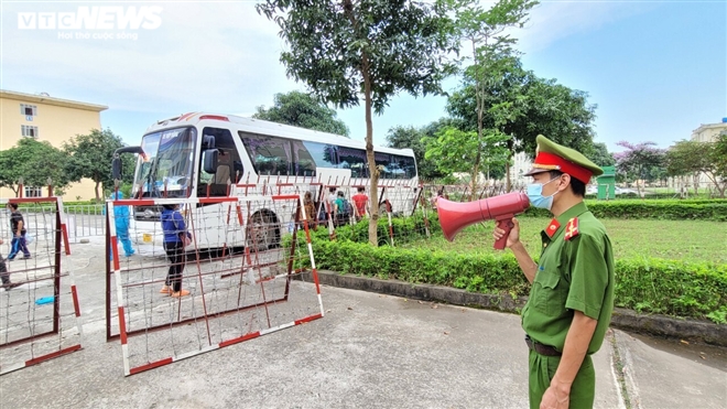 Ảnh: Cuộc sống bên trong khu vực cách ly COVID-19 ở ổ dịch Thuận Thành, Bắc Ninh - 7