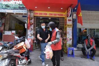Hàng quán chỉ bán mang về, thu nhập của shipper Hà Nội cao kỷ lục