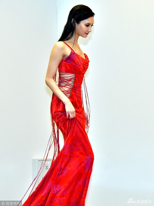 loat nguoi mau nhat bi chi trich vi bo hinh thoi trang phan cam