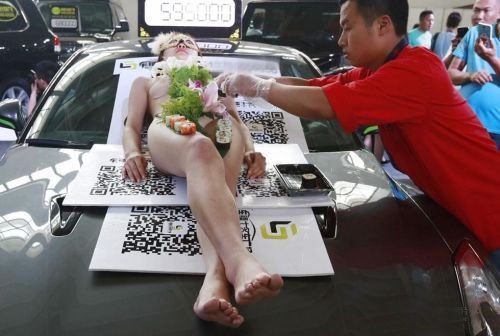 loat nguoi mau nhat bi chi trich vi bo hinh thoi trang phan cam