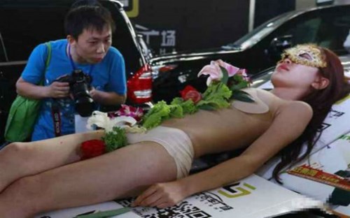 loat nguoi mau nhat bi chi trich vi bo hinh thoi trang phan cam