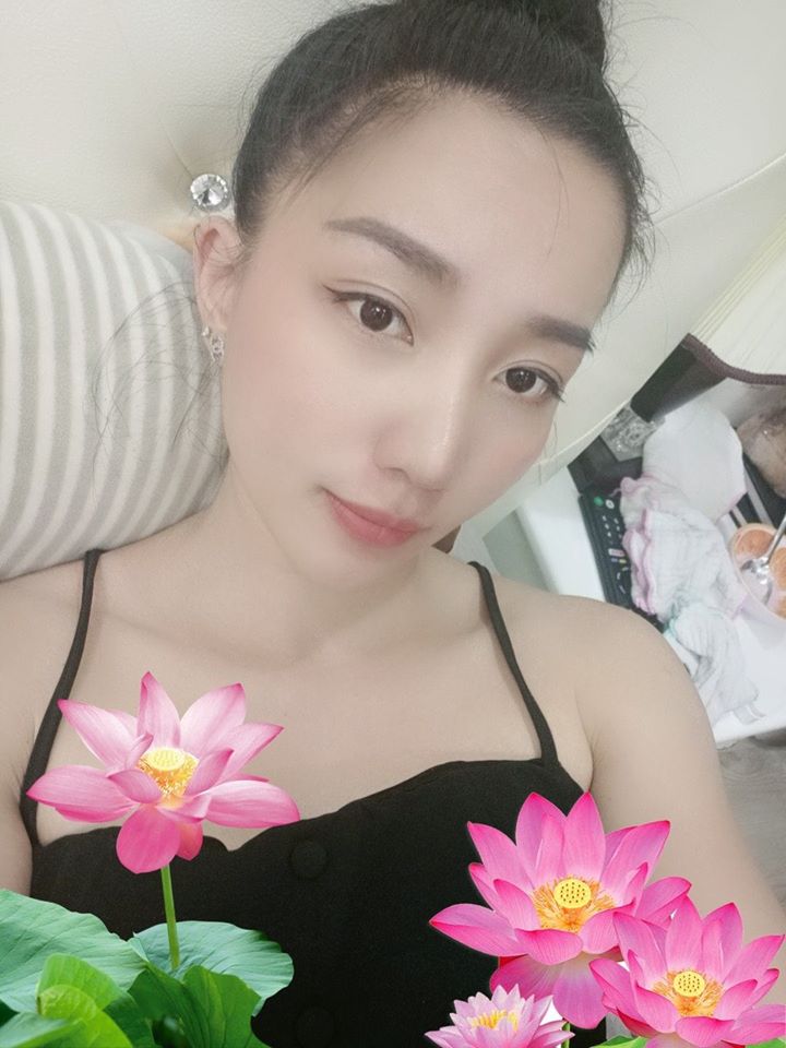 nhan sac ba xa tung ngoi ban hoa cong vien cua thanh livestream le duong bao lam