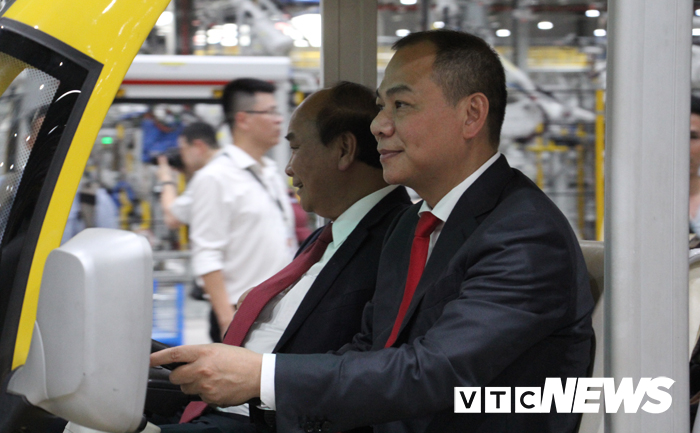 Thủ tướng Nguyễn Xuân Phúc hài lòng sau khi trải nghiệm xe VinFast thu tuong nguyen xuan phuc hai long sau khi trai nghiem xe vinfast
