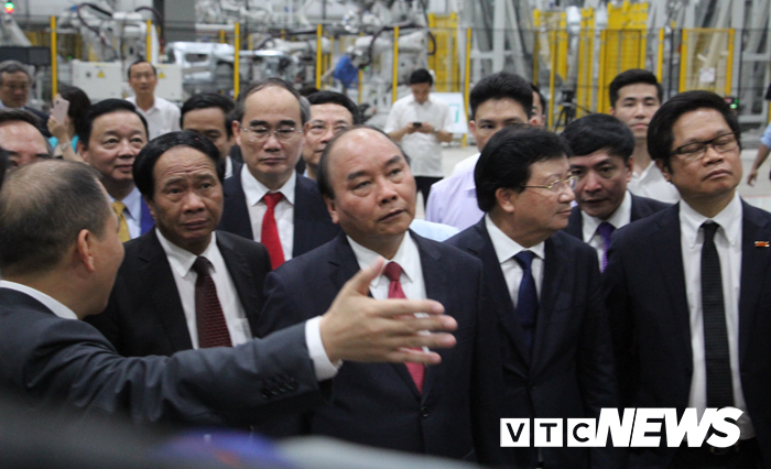 Thủ tướng Nguyễn Xuân Phúc hài lòng sau khi trải nghiệm xe VinFast thu tuong nguyen xuan phuc hai long sau khi trai nghiem xe vinfast