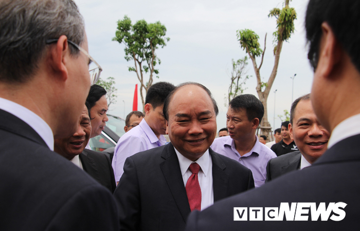 Thủ tướng Nguyễn Xuân Phúc hài lòng sau khi trải nghiệm xe VinFast thu tuong nguyen xuan phuc hai long sau khi trai nghiem xe vinfast
