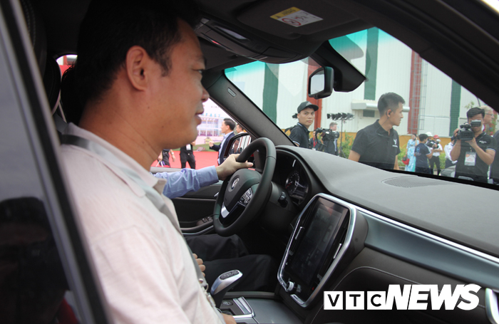 Thủ tướng Nguyễn Xuân Phúc hài lòng sau khi trải nghiệm xe VinFast thu tuong nguyen xuan phuc hai long sau khi trai nghiem xe vinfast