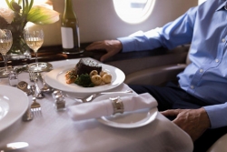 Thực đơn VIP xa xỉ trên các chuyến bay tư nhân và cái giá phải trả Thực đơn VIP xa xỉ trên các chuyến bay tư nhân và cái giá phải trả
