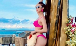 Jennifer Phạm diện bikini 