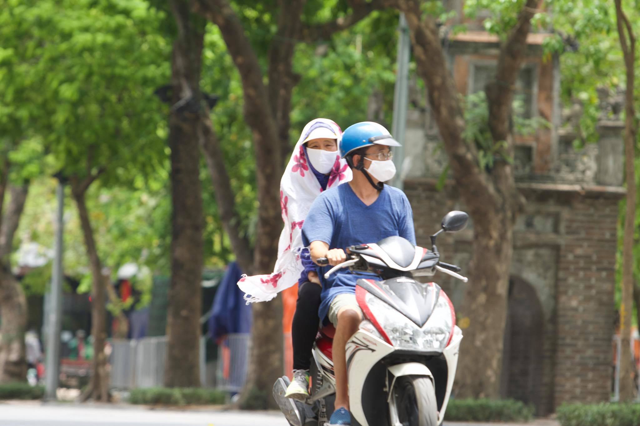 giua trua nong ham hap 55 do van ngu say sua tren duong ha noi