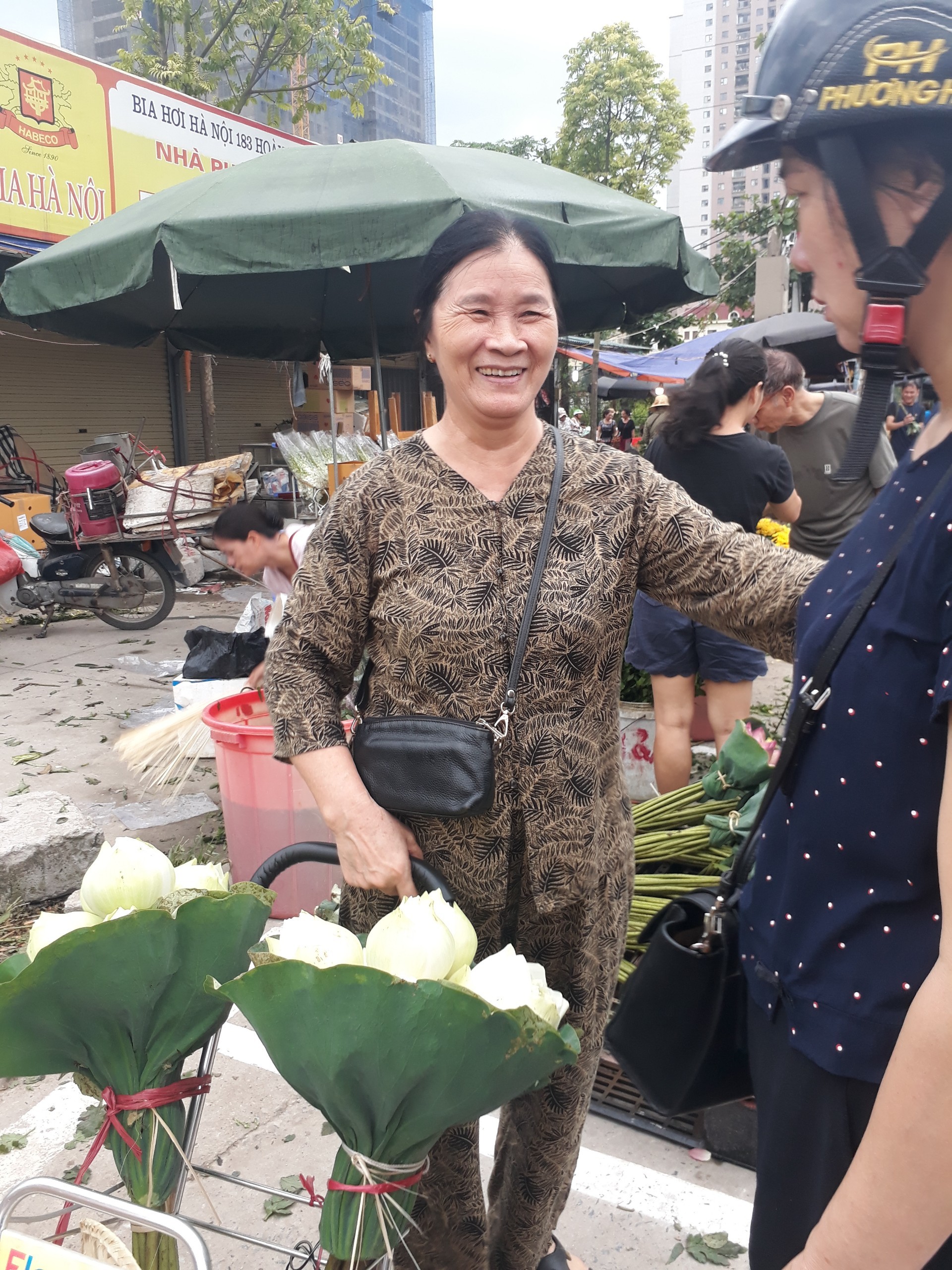 tet doan ngo sen trang chay hang 100 nganbo khach tranh nhau