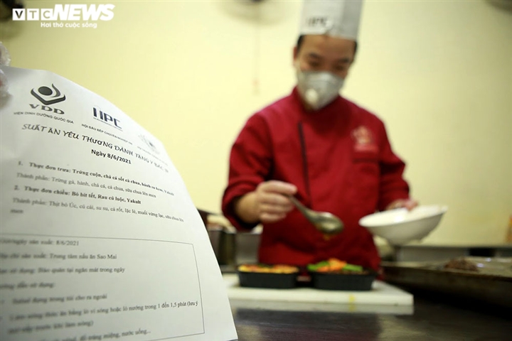 Giám khảo Masterchef Vietnam chế biến 600 suất ăn mỗi ngày gửi vào tâm dịch - 11