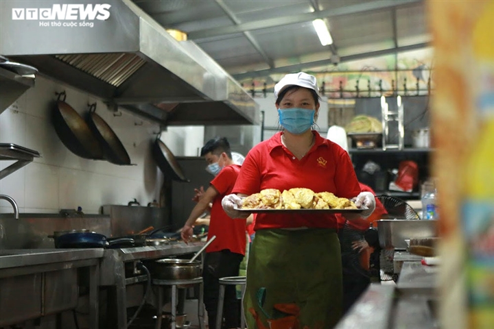 Giám khảo Masterchef Vietnam chế biến 600 suất ăn mỗi ngày gửi vào tâm dịch - 4